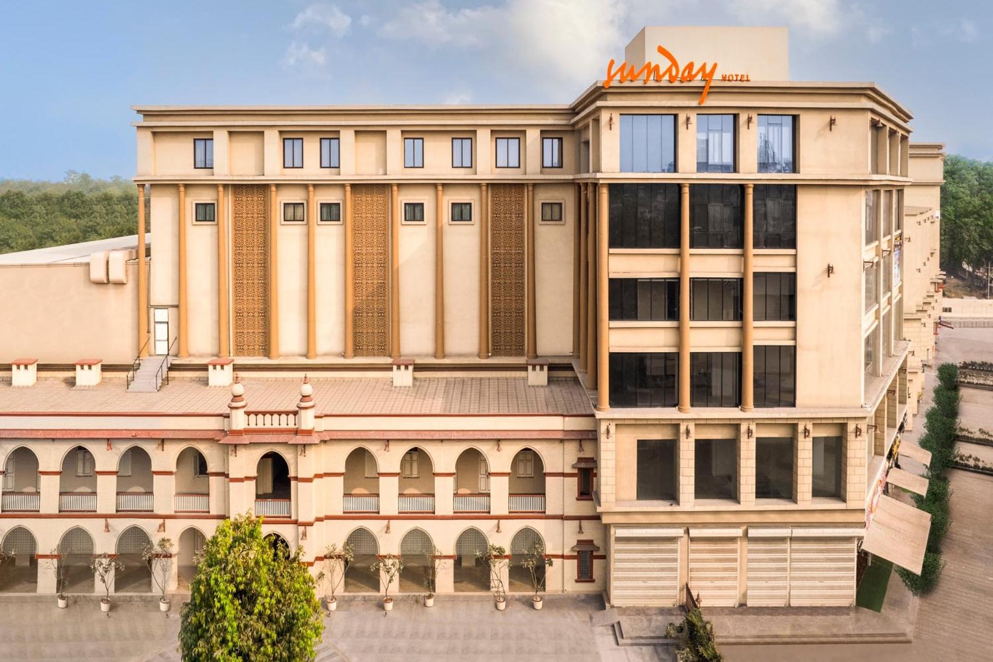 Sunday Hotel Vadodara Exterior photo