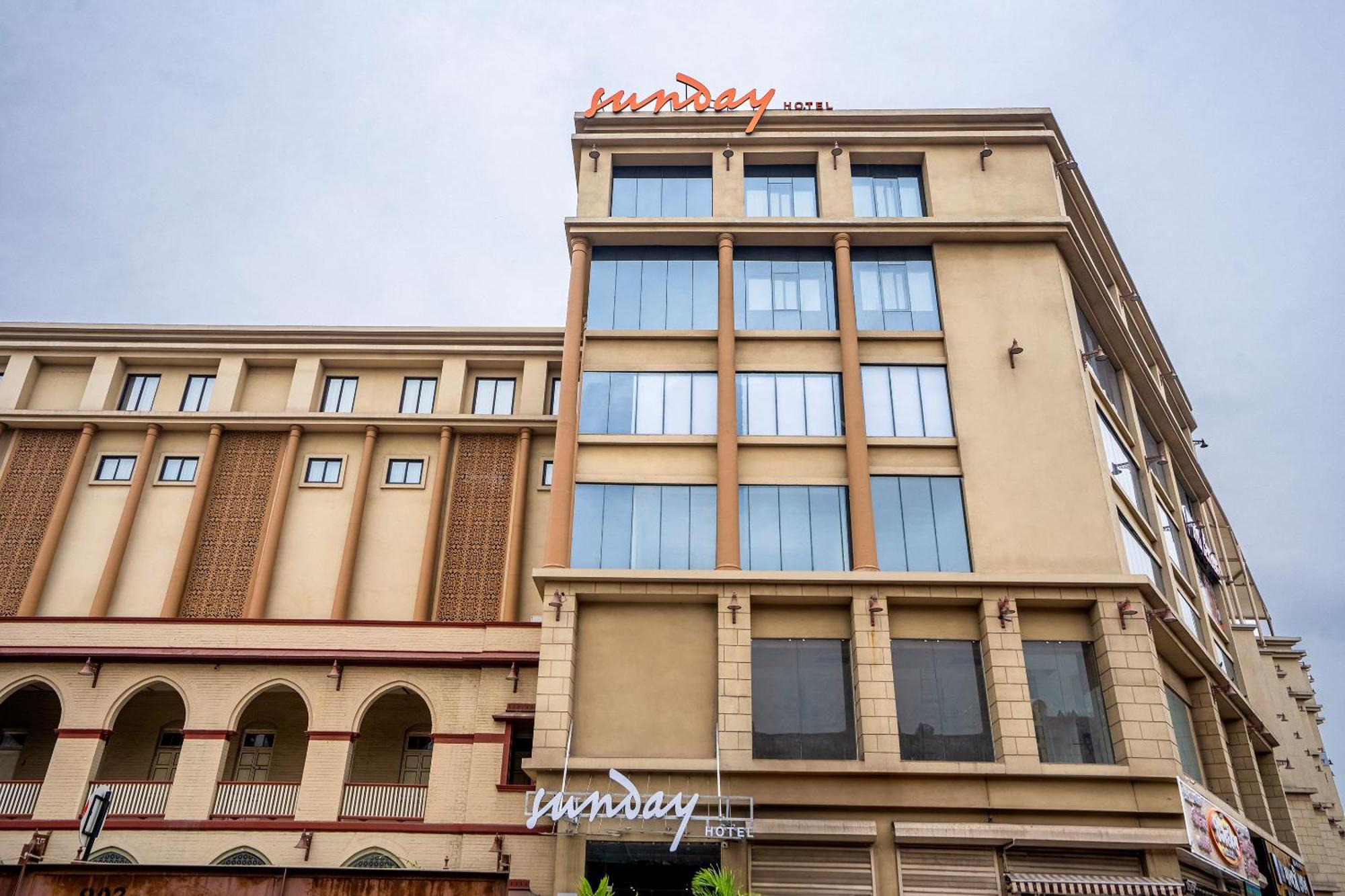 Sunday Hotel Vadodara Exterior photo