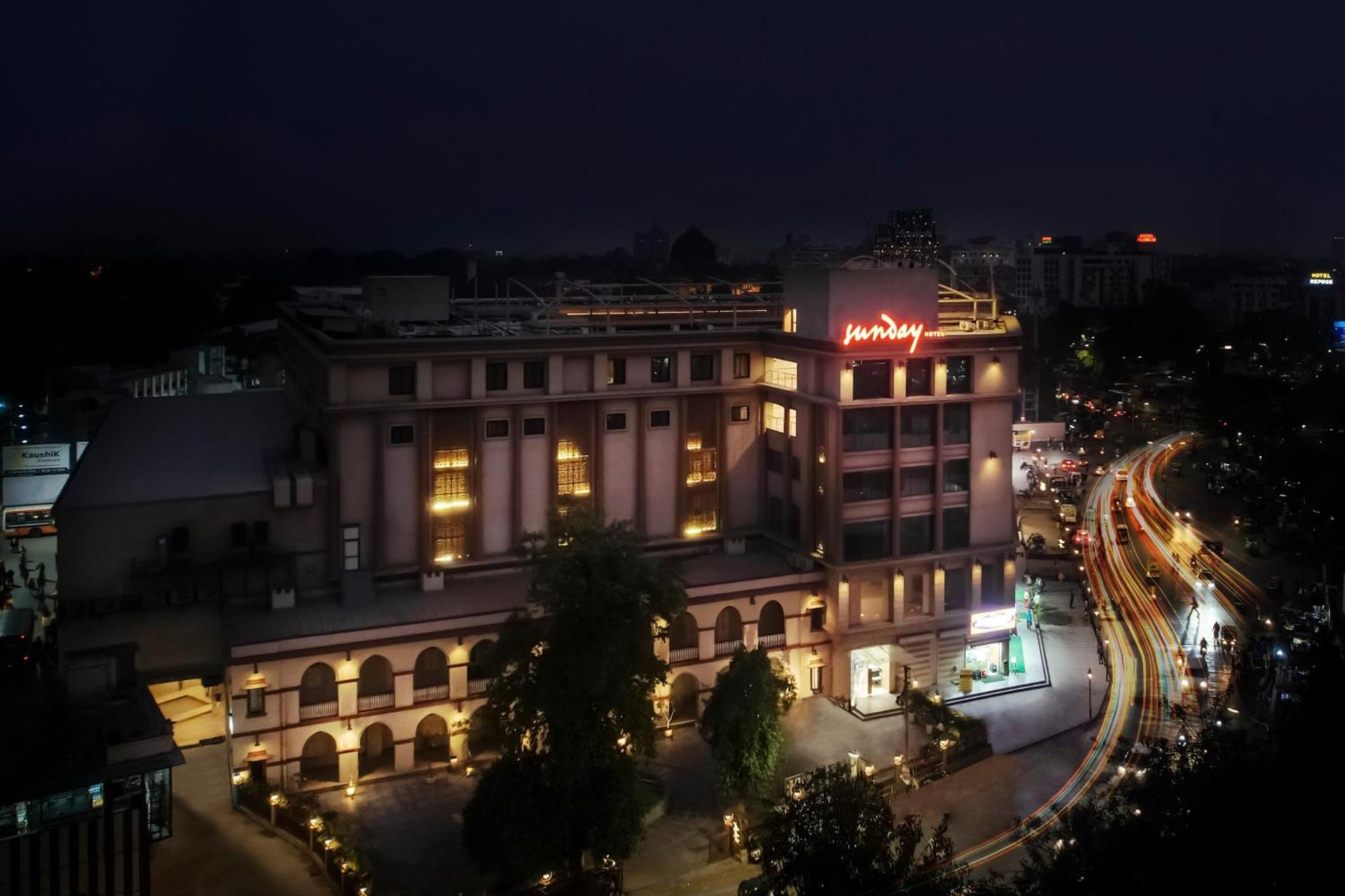 Sunday Hotel Vadodara Exterior photo