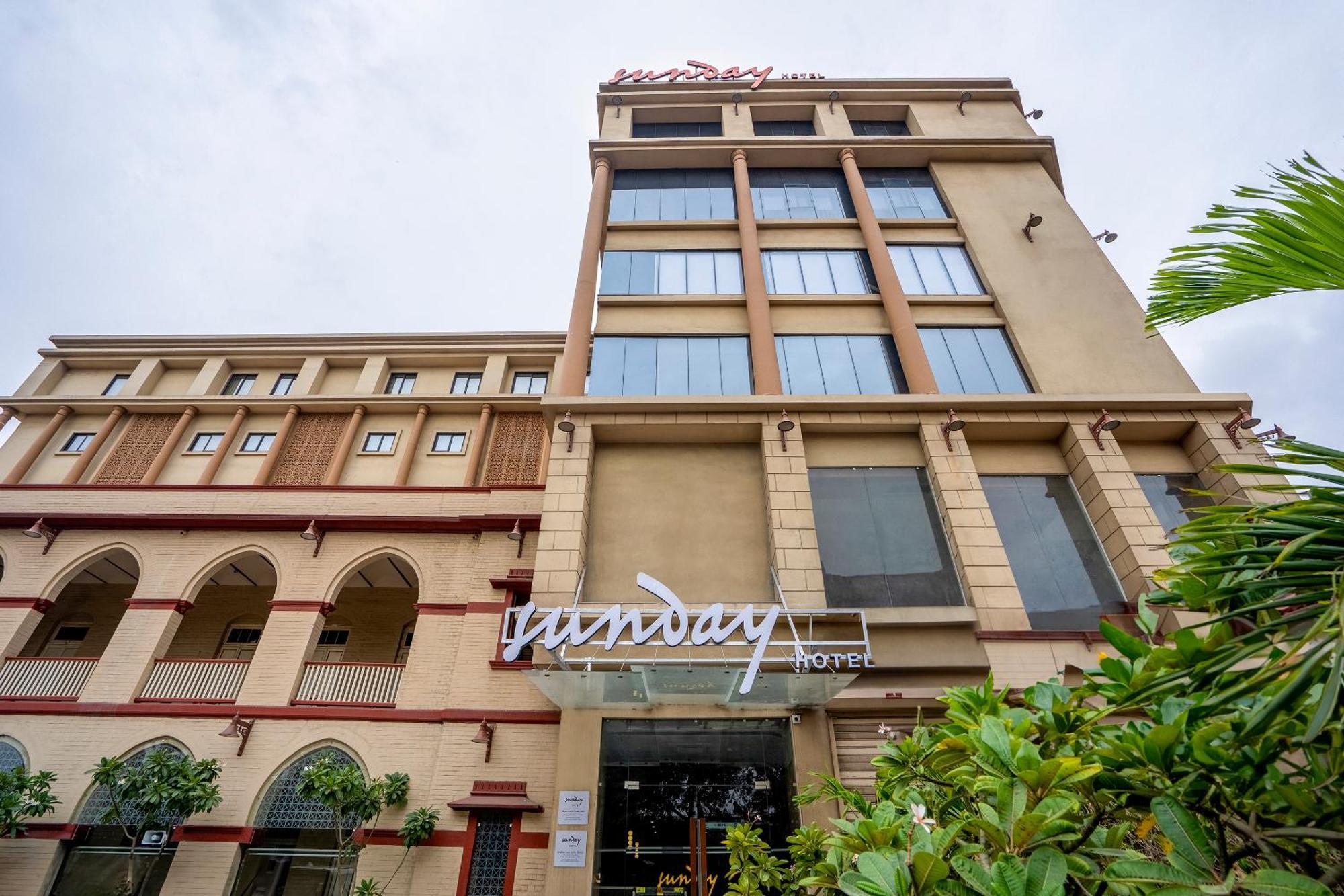 Sunday Hotel Vadodara Exterior photo