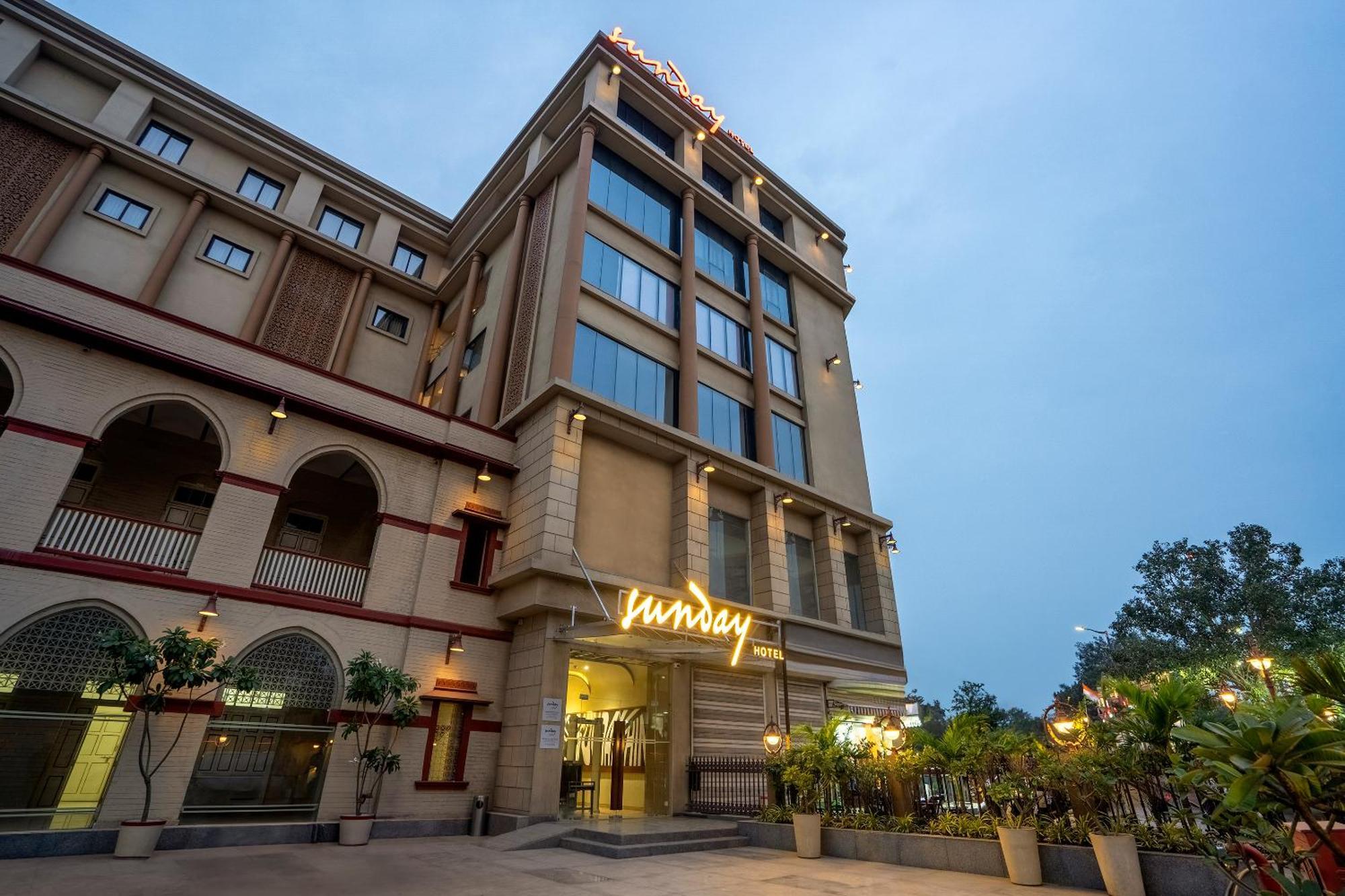 Sunday Hotel Vadodara Exterior photo