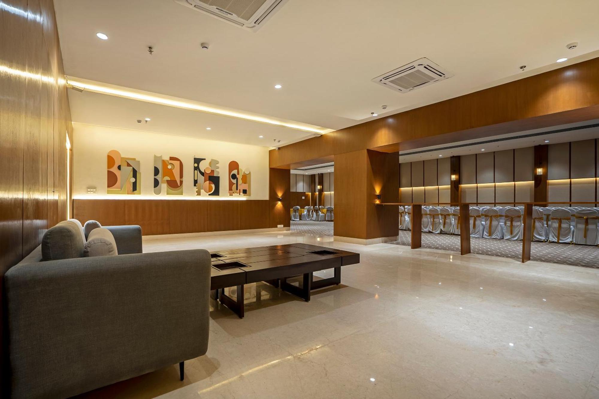 Sunday Hotel Vadodara Exterior photo